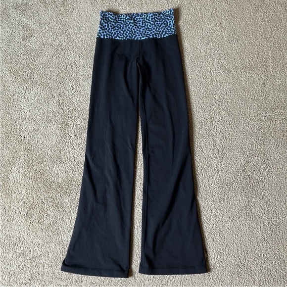 lululemon athletica Pants - Lululemon Althetica Yoga Pants Women’s Size 4 Black Blue Leopard Polka Dot